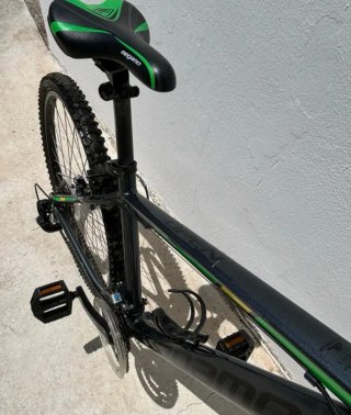 Bicicleta de Montaña Negra y Verde