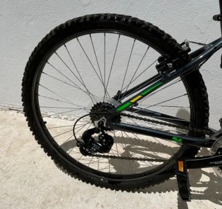 Bicicleta de Montaña Negra y Verde