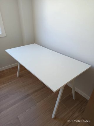 Mesa de escritorio blanca