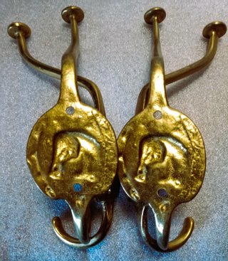 2 Percheros.