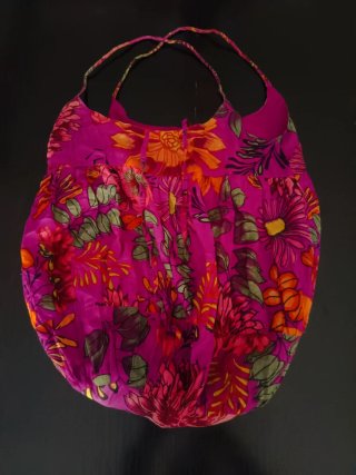 Bolsa estampada de algodón.