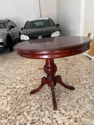 Mesa clásica de madera oscura