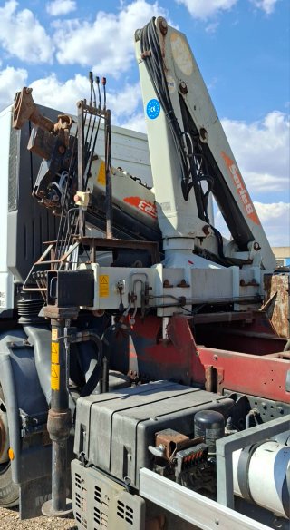 CAMION BAÑERA BASCULANTE       3 EJES  CON GRUA