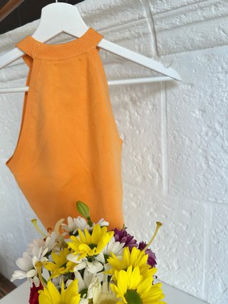 Conjunto top naranja y shorts blancos