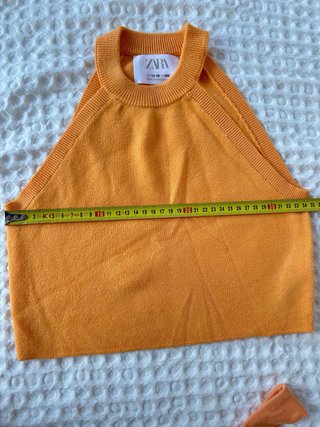 Conjunto top naranja y shorts blancos