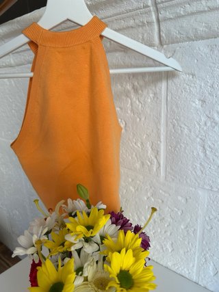 Conjunto top naranja y shorts blancos