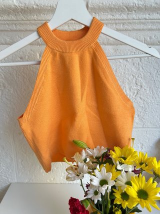 Conjunto top naranja y shorts blancos