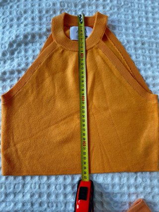 Conjunto top naranja y shorts blancos