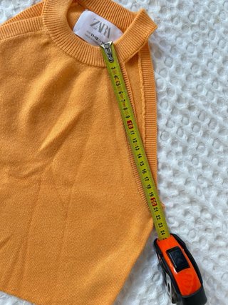 Conjunto top naranja y shorts blancos