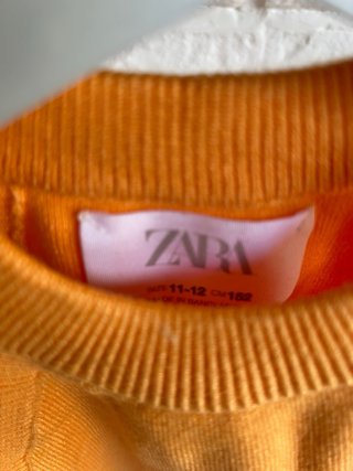 Conjunto top naranja y shorts blancos