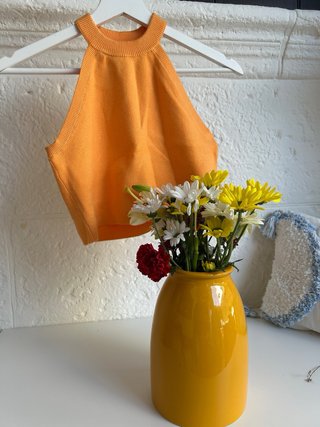 Conjunto top naranja y shorts blancos