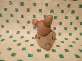 Bimbo coniglio seduto con cuore thun