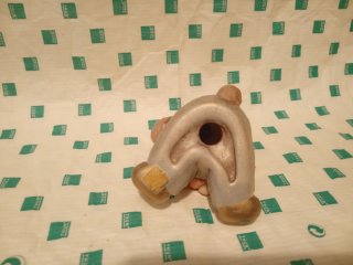 Bimbo coniglio seduto con cuore thun