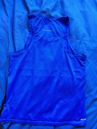 Camiseta tirantes New Balance azul y negro