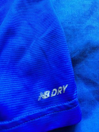 Camiseta tirantes New Balance azul y negro