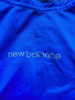 Camiseta tirantes New Balance azul y negro