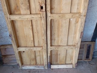 Puerta  madera 2 hojas con clavos 200x105cm