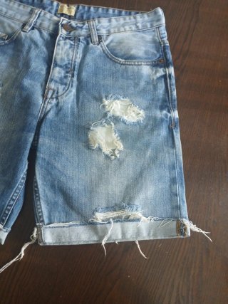 Pantalón corto vaquero desgastado chico
