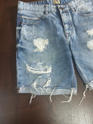 Pantalón corto vaquero desgastado chico