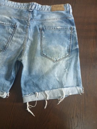 Pantalón corto vaquero desgastado chico