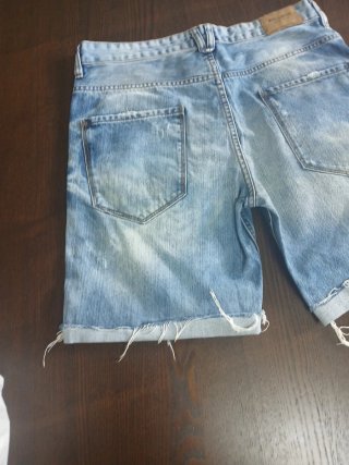 Pantalón corto vaquero desgastado chico
