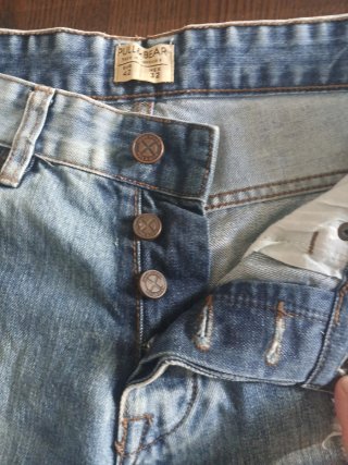 Pantalón corto vaquero desgastado chico