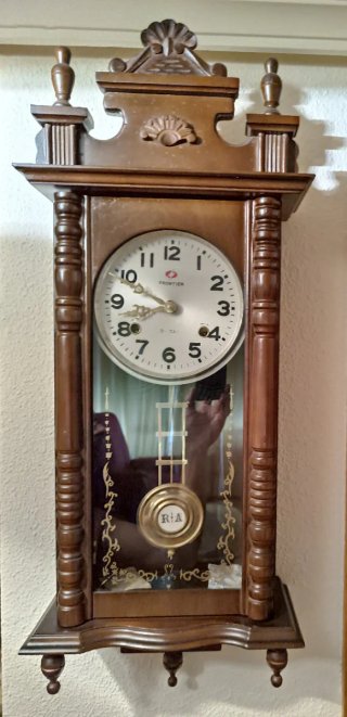 Reloj de pared antiguo de madera