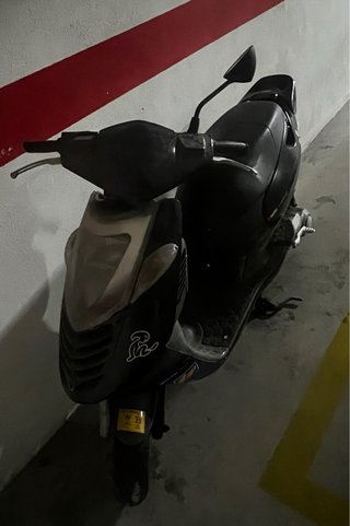 Aprilia Sonic Scooter Negra y Plateada