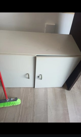 Cajonera beige y blanca