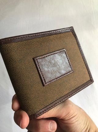 Cartera de piel marrón