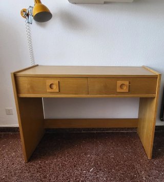 Escritorio de madera con cajones