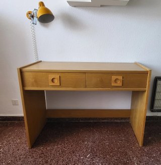 Escritorio de madera con cajones