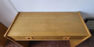 Escritorio de madera con cajones