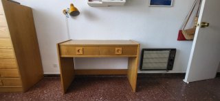 Escritorio de madera con cajones