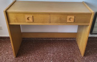 Escritorio de madera con cajones