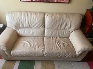 Sofá de piel beige