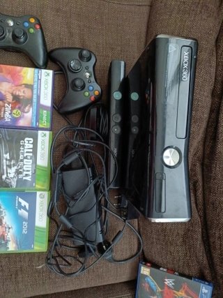 Xbox 360 con 3 juegos y 2 mandos