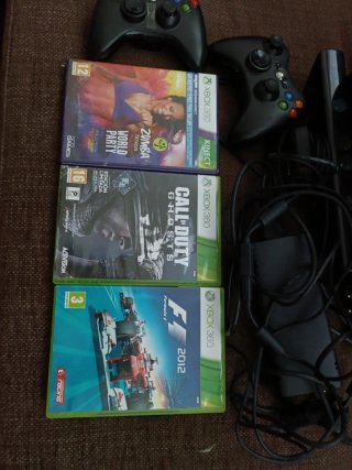 Xbox 360 con 3 juegos y 2 mandos