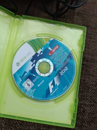 Xbox 360 con 3 juegos y 2 mandos