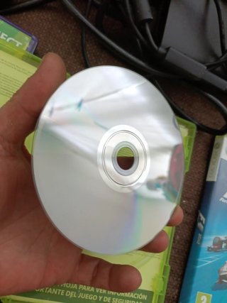 Xbox 360 con 3 juegos y 2 mandos