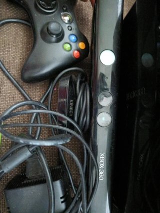 Xbox 360 con 3 juegos y 2 mandos