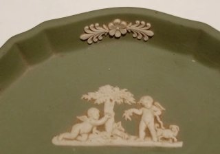 BONITO PLATO PEQUEÑO PARA BARATIJAS , WEDGWOOD