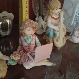 Set 2 statuine bambine ballerina e con laptop
