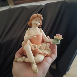 Set 2 statuine bambine ballerina e con laptop