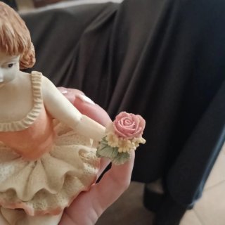 Set 2 statuine bambine ballerina e con laptop
