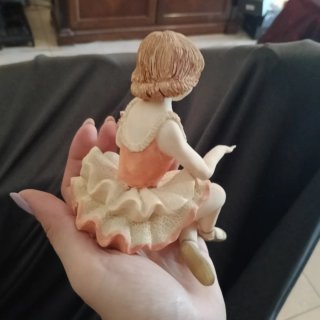 Set 2 statuine bambine ballerina e con laptop