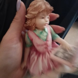 Set 2 statuine bambine ballerina e con laptop