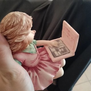 Set 2 statuine bambine ballerina e con laptop