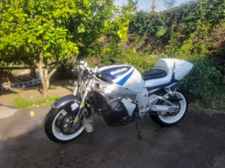 Suzuki Moto blanca y azul