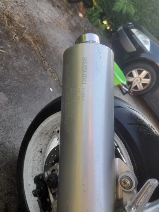 Suzuki Moto blanca y azul